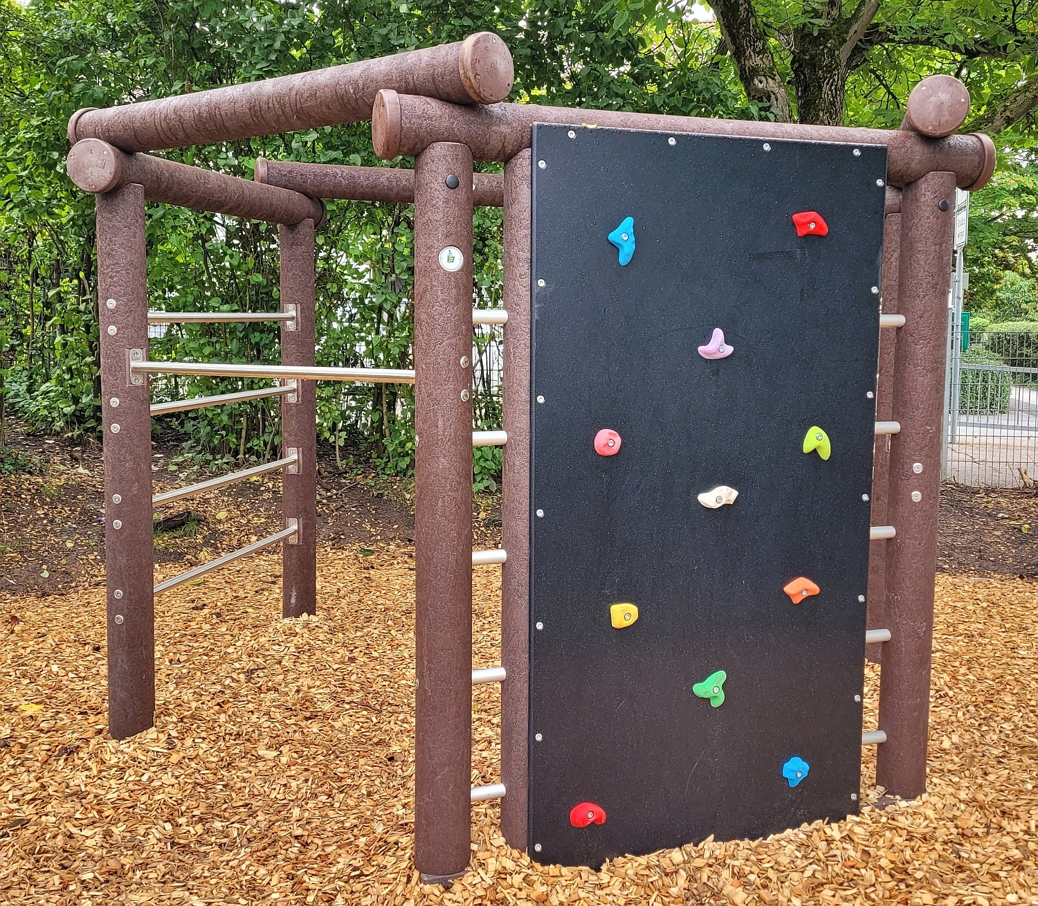 Foto des neuen Klettergerüsts mit Boulder-Wand